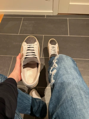 Philippe Model  - Säljer ett par Philippe Model sneakers i beige, grå och vit färg. Dom är i fint skick skriv vid fler bilder priset går o diskutera vid snabb affär väldigt unika skor som inte finns många av hör av vid minsta lilla fråga!