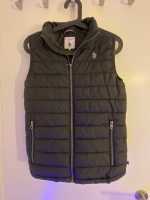 U.S. Polo assn väst - Svart dunväst i mycket fint skick. Säljer pågrund av för liten. Passar till allt! Kontakta om du vill ha fler bilder eller mått.