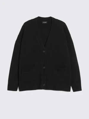 Svart kofta från Monki - Klassisk svart kofta från Monki med v-ringad hals, tre knappar framtill och två fickor. Koftan är ribbad vid ärmslut och nederkant och har en loose passform. Perfekt att slänga över en t-shirt eller topp för en chill look. Använd 2ggr