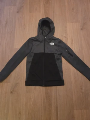 The north face hoodie - Säljer en north face hoodie som jag har använd 1 gång den är så gott som ny och är XL i junior size om du har några frågor är det bara att fråga