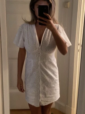 Vit klänning NA-KD - Säljer min fina vita klänning som är använd endast en gång på min studentmottagning. Klänningen är från NA-KD i storlek 34💞