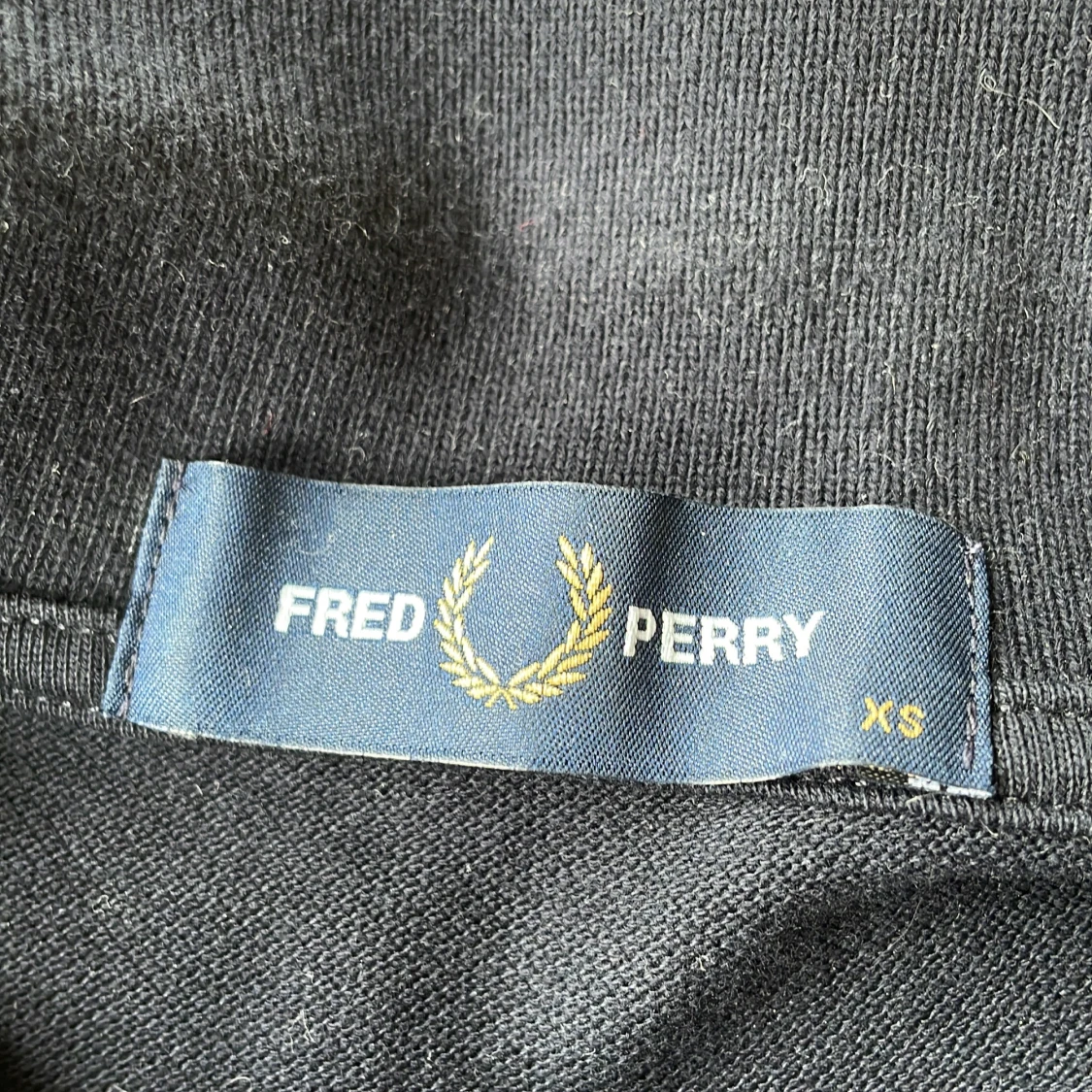Mörkblå långärmad piké Fred Perry XS passar bra i S - 2