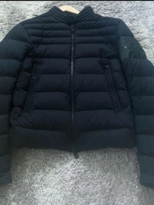 Moncler dunjacka - Perfekt till våren och hösten. Den är i Stl 2 vilket motsvarar S. Pris kan diskuteras vid snabb affär