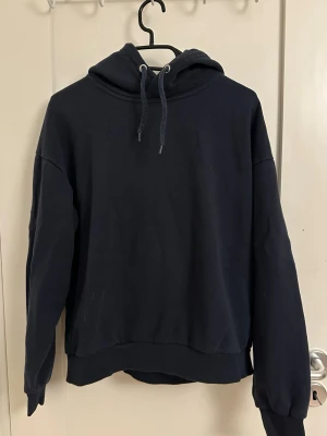 Marinblå hoodie  - Superfin marinblå hoodie från Lager 157, tyvärr används den inte så därav säljer jag den.