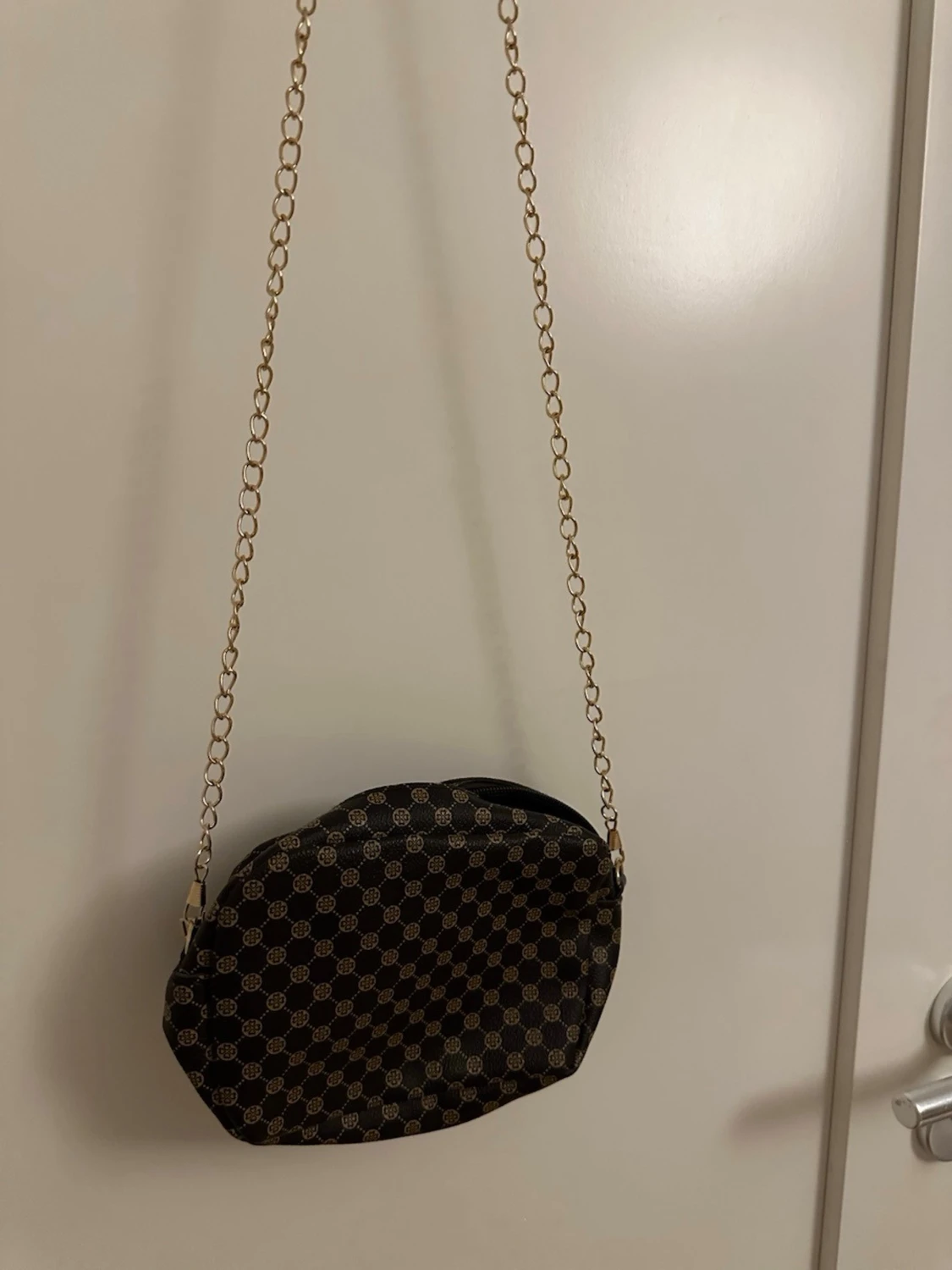 Svart axelväska med kedja och mönster