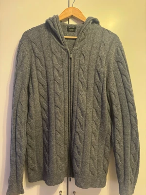 stickad hoodie från Massimo Dutti - Varm hoodie i ull och cashmere. Lätt nopprig efter tvätt. Varsamt använd