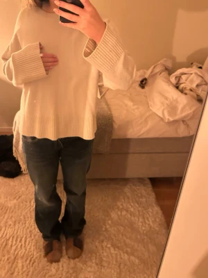 Vit stickad tröja other stories - Säljer denna vita stickade tröja ifrån Orher Stories. Tröjan är i använt skick, men inga större deffekter. Storlek M 