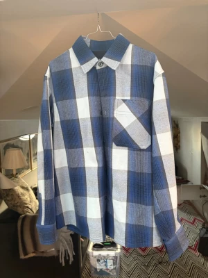 A.P.C Blårutig oversized skjorta - Säljer en oversized skjorta med stora blå och vita rutor. Skjortan har klassisk krage, bröstficka och knäppning framtill. 