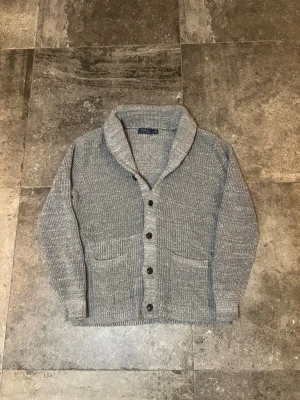 Stickad Ralph Lauren Cardigan - Tja! säljer min sjukt snygga raffe cardigan i strlk L👏 inga defekter eller så och perfekt nu till vinter tider🙏 Tveka inte på att skriva ifall ni har frågor🫡