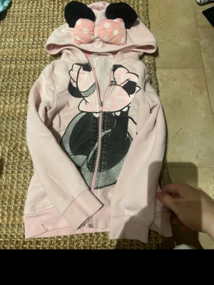 Barn tröja  - Storlek 110 finns en liten skada se på bild 2