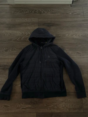 Ralph Lauren cardigan - Marinblå ralph lauren cardigan storlek M, hör av er vid frågor