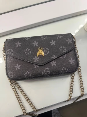 Väska  - Säljer en snygg axelremsväska med kedja