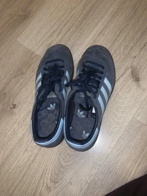Adidas handball spezial blå, storlek 38 - Säljer ett par Adidas Handball Spezial i snygg grå/blå färg. Klassisk modell som är väldigt populär just nu.  👟 Storlek: EU 38 👟 Skick: Bra begagnat skick, normalt slitage (se bilder) 👟 Original – köpta i butik 👟 Made in Vietnam  Passar perfekt till vardags och streetwear. Säljer pga används för sällan.  📦 Kan skickas  💬 Skriv gärna om du har frågor eller vill ha fler bilder