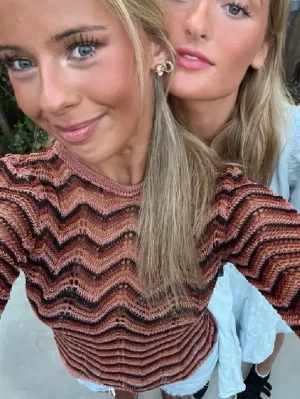 Mango tröja  - Säljer denna populära tröja från Mango!! 🫶🏽 Fint skick utan defekter! 