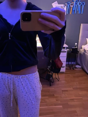 juicy couture tröja. - mörkblå juicy tröja som sitter hyfsat tajt. sitter som en xs men står 15/16 på lappen.