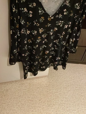 Ny oanvänd blus/tunika.  - Ny tunika/blus ej använd. Strl XL. Säljs på fler sidor.