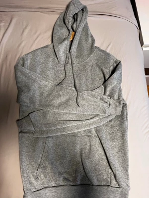 Hoodie  - En hoodie med vadderad insida samt luva och snöre 