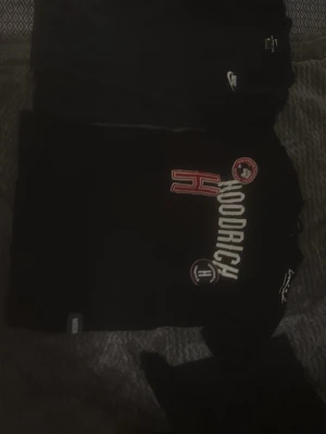 Svart HooDrich t-shirt med tryck och en marinblå Nike t-shirt - Jag säljer dessa två t shirts som jag växt ur och bara vill bli av med. Priset går 100% att diskuteras vid snabbköp.