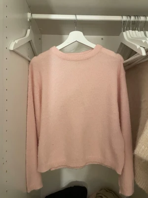 Ljusrosa stickad tröja - säljer denna ljusrosa stickade tröja eftersom den inte kommit till användning på länge. använd 3-4 gånger