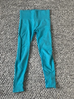 Träningstights  - Superfina blåa träningstights. Sitter bra i rumpan 🙂‍↕️