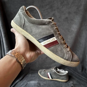 Moncler skor - Moncler skor i fint skick🌟 | originalstorlek: 42 passar mig som har 43, fråga om innermått vid osäkerhet | ingår: endast skorna📍