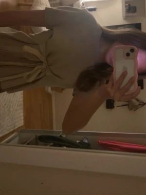 Beige stickad tröja med knyt - Bra skick men ett litet hål i sidan som knappast syns🫰🏼