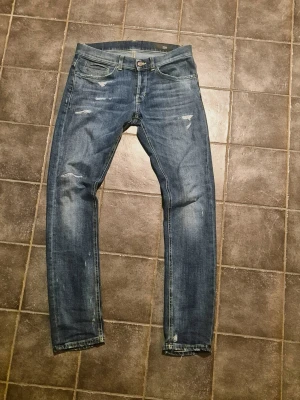 Dondup jeans - Säljer ett par blå dondups i bra skick | kan gå ner lite i pris vid snabb affär | dem passar runt 180| skriv vid frågor