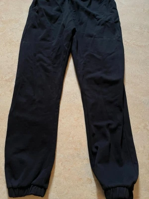 Svarta mjukisbyxor med snörning - Svarta mjukisbyxor från Lager 157.