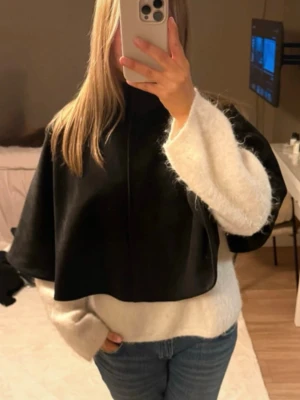 Kappa - Skitsnygg!!!! Ifrån Zara, inga armar utan mer som en poncho/cape❣️