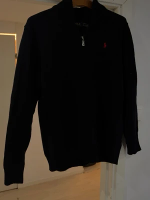 Svart tröja från Polo Ralph Lauren - Svart tröja från Polo Ralph Lauren quarter zip. Använd ett fåtalgånger storlek XXL men passar L