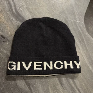 Givenchy mössa  - Denna givenchy är jag nu trött på den är till salu för ett rimligt pris och den är i bra kvalité. 