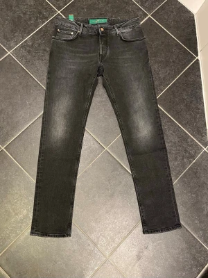 Slim fit jeans - Snygga svarta jeans från Handpicked i storlek 33. Helt nya! Nypris 2300kr