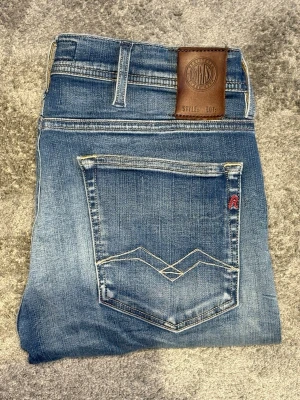 Blåa Replay Jeans - Blåa Replay Jeans||Skick 9/10||Storlek W31/L34||Modell Jondrill=Slim|| Modellen på bilden är 184cm och väger 65kg||Skriv vid minsta intresse||