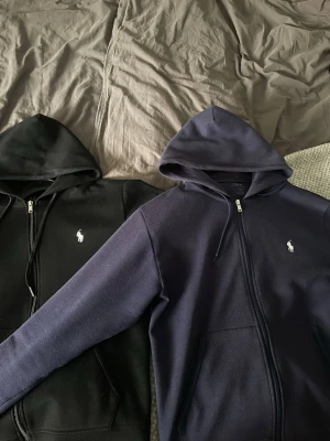 2st Ralph Lauren Hoodie - Säljer mina 2 Ralph Lauren Hoodies i storlek S till ett super pris (båda plaggen inkluderas i priset) I färg svart och marinblå. Sitter bra i storleken och passar till en hel del kläder! De är fortfarande i mycket bra skick! Endast seriösa köpare!