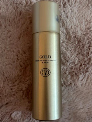 Gold Delicious Mousse 200 ml - Hårmousse - Gold Delicious Mousse. Används både för att få struktur och volym i håret. Ger fukt och skyddar för 180 graders värme. Öppnad och använd ett fåtal gånger men mycket produkt kvar, därav priset. Kan diskuteras! 😊