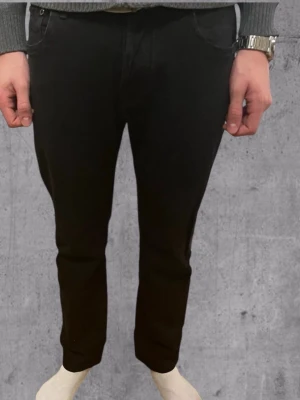 Svarta jeans från Jacob Cohën - Jacob Cohën jeans 👖  Storlek w32 Skick 10/10 Pris går att diskutera 🤝 Hör av er vid frågor:)