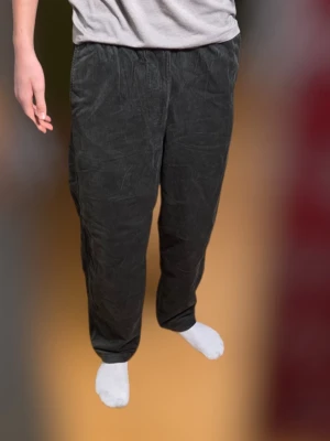 Olivgröna manchesterbyxor från Uniqlo - Säljer ett par  manchesterbyxor från Uniqlo i storlek S. Byxorna är oanvända och helt nya. Nypris 399 kr. Jag svarar gärna på era frågor och kolla in profilen för fler snygga kläder. 