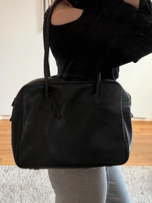 Svart axelväska från Åhléns - Väska från Åhlens