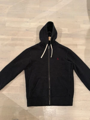 Polo ralph lauren hoddie - Säljer en ralph lauren hoddie i storlek M men den sitter som S.