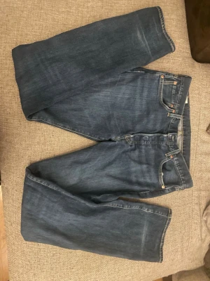 Levi's 501 blå jeans - Klassiska Levi's 501 jeans i mörkblå i storlek W31 L34.Riktigt schyssta jeans som går för 1299 nypris. 
