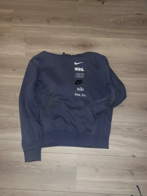 Blått Nike set - Säljer detta blåa Nike set med flera olika varianter av tryck på. Både byxorna och tröjan är använda men inga synliga defekter. Funkar till vardags, träning eller att bara ha på sig när man e hemma