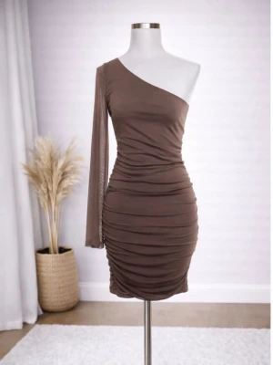 Trendig NA-KD klänning – Helt ny | Stretch & perfekt passfor - Stilren och modern klänning från NA-KD i storlek S. Tillverkad i polyester med elastan – stretchigt och bekvämt material som sitter snyggt på kroppen. Plagget är helt nytt Perfekt för fest, middag eller utekväll.