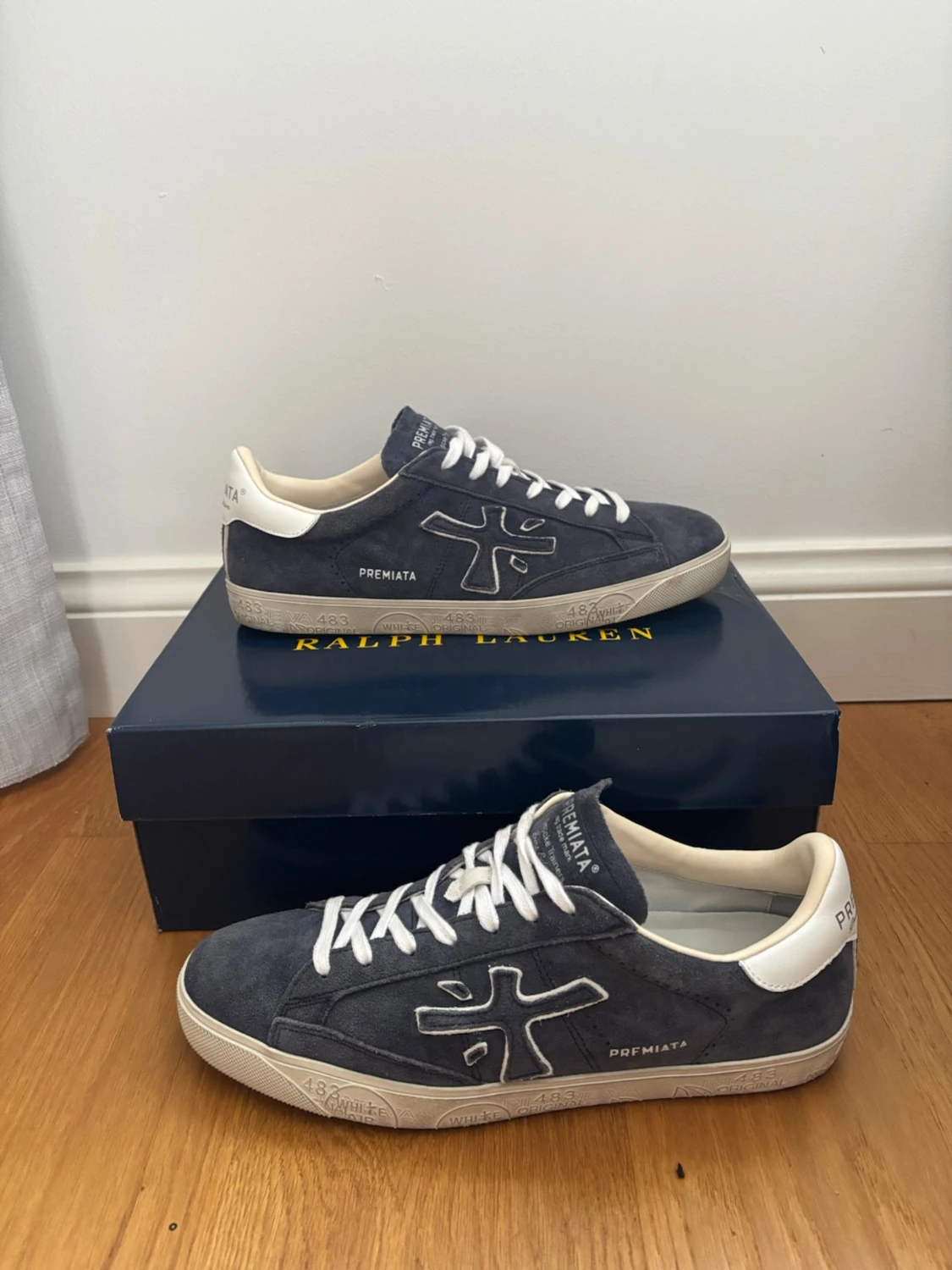 Premiata mörkblå sneakers i mocka