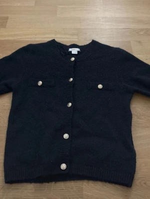 marinblå stickad tröja  - Kortärmad med fina guld detaljer