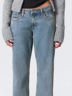 Arrow low waist regular straight leg jeans - Slutsålda weekday low waisr jeans i ljusblå tvätt med raka ben och normal passform. Hittar ej lappen med storlek men är 165 cm och brukar ha storlek 34-36 i jeans🙌😊Fåtal gånger använda!