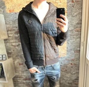 J.lindeberg Cardigan - Mycket fint skick, litet hål på luvan men syns inte när luvan hänger som vanligt(sista bilden). Storlek L passar dig som är mellan 180-190cm ungefär. Nypris ca 4000kr. Modellen är 185 cm, 79 kg. Passar bra nu till vintern. Skriv för mer information!🤝