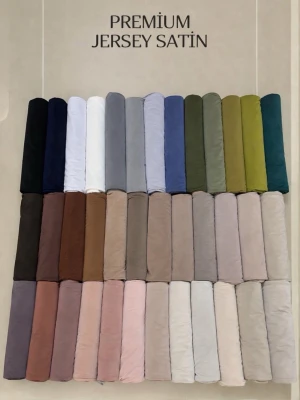Premium jersey satin tyg i olika färger - Premium jersey satin hijab i massor av färger,  Hijaben har en mjuk och lyxig känsla med lätt glans och finns i allt från svart, vitt, blått, grönt, brunt till beige och rosa nyanser.  Pris: 100 kr/st 💕