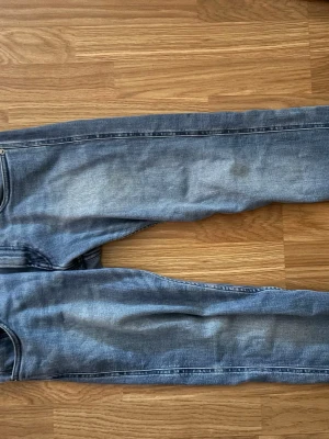 Replay Anbass jeans - säljer ett par replay jeans som är slim fit, jeansen har enn defekt i skrevet men inget som är jätte synligt och inget man tänker på så mycket. Bara skriva om ni funderar över något🤝