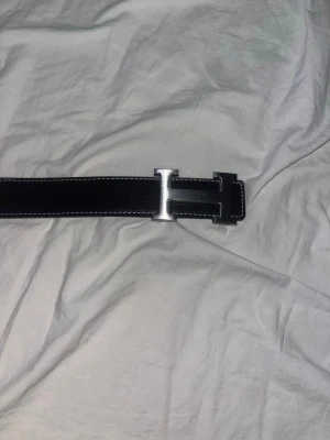 H bälte - Säljer ett stiligt brunt bälte med en synlig H symbol. Hör av er för den minsta fundering