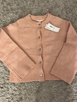 Ljusrosa kofta från Gina Tricot! - Sött stickad kofta ifrån Gina Young i storlek 170! Perfekt för kyliga dagar. Den är helt oanvänd med prislappen kvar!💞